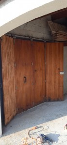 Photo de galerie - Intérieur porte de garage AVANT préparation et mise en peinture (lasure opaque)