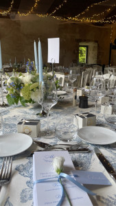 Photo de galerie - Décoration mariage toile de jouy bleu avec un style Bridgerton C&C