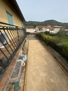 Photo de galerie - Conception et réalisation d’un terrain de pétanque et dalle pour abri de jardin 