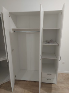 Photo de galerie - Armoire 3 portes 2 tiroirs 