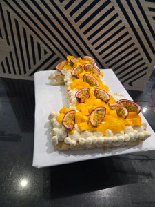 Photo de galerie - Numéro cake mange passion fruits ganache vanille