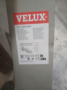 Photo de galerie - Pose d’un kit solaire VELUX KSX 100K WW permettant de motoriser une fenêtre de toit VELUX existante pour l’ouverture et la fermeture à distance grâce à l’énergie solaire.