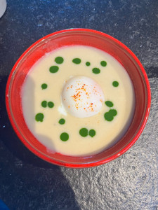 Photo de galerie - Un œuf parfait et un bouillon de veau 
