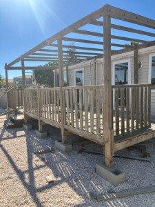 Photo de galerie - Le client a acheté une terrasse pour son bungalow qu’il a fallu que je la remonte à l’identique avec des niveaux différent , et surtout le Bois qui était pas de sa première jeunesse, mais le client est content Chantier fini