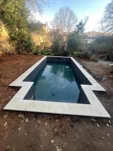 Photo de galerie - La piscine n'est pas encore remplie . c'est une piscine dans une zone inaccessible par la machine, j'ai fait le terrassement à la main , maçonnerie, enduit étanchéité, carrelage, pose de margelles.