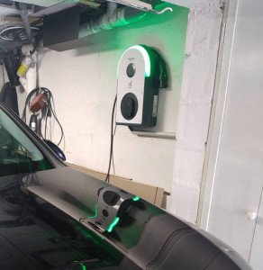 Photo de galerie - Voici une autre prise de recharge électrique de chez Schneider posée chez un client 
