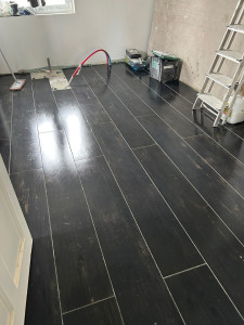 Photo de galerie - Pose du carrelage au sol – salle de bain en cours