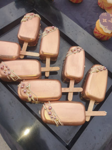 Photo de galerie - Cake art - forme Glace bâtonnet  Magnum - un cœur caramel beurre salé à l'intérieur de la génoise.