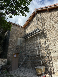 Photo de galerie - Piquage de 80m2 de mur en pierre (ancien mur ciment ) hauteur 9m