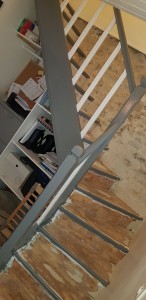 Photo de galerie - Mises en peinture des nez de marches et de la rampe d'escalier 