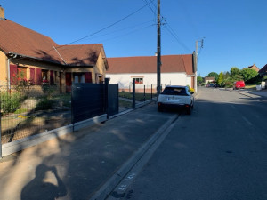 Photo de galerie - Pose de grillage soudé avec sous bassement plus barrière coulissante électrique 