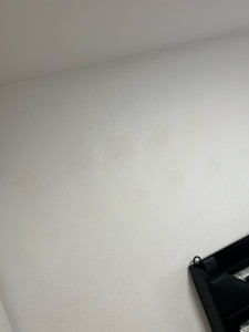 Photo de galerie - Retouche des murs fissuré . reboucharge de trou et peinture enflé 