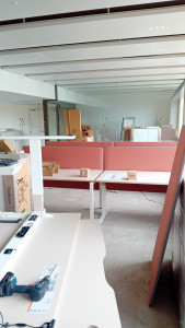 Photo de galerie - Montage d'un open space au crédit mutuelle 
