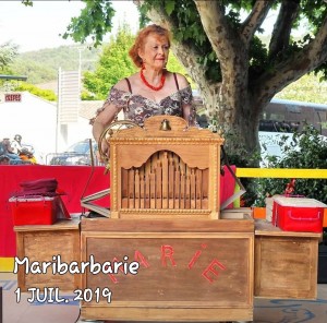 Photo de galerie - Marie et son orgue de Barbarie animation originale.. joie et bonne humeur garantie !