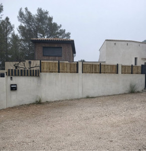 Photo de galerie - Installation grillage rigide avec occultant / Fabrication et pose jardinière sur mesure 