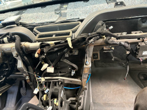 Photo de galerie - Après un diagnostic de fuite d eau dans le véhicule remplacement de boîtier HVAC