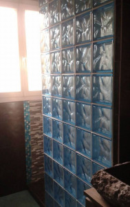 Photo de galerie - Réalisation cloison pavés de verre 