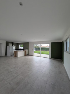 Photo de galerie - Mise en peinture pièce de vie , murs et plafond 