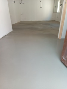Photo de galerie - Pose de la ragréage fibre, épaisseur jusqu'au 3cm.
