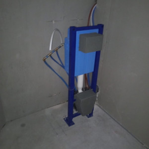 Photo de galerie - Poser des bâti support poser des toilettes normal alimentation, évacuation, cuisine douche, lavabo tout