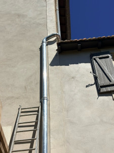 Photo de galerie - Fabrication d’un jeux de coudes et pose d’une descente zinc 