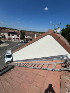 Photo de galerie - Remise en peinture du pignon & pose de solin plomb 