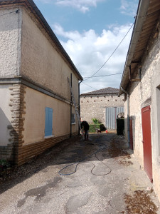 Photo de galerie - Décapage façade avant mise en peinture 