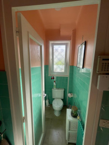 Photo de galerie - Voici les toilettes que mon client qu’il avait ! Il souhaitait poser un toilette suspendu, il voulait ainsi recouvrir les carreaux en verre et repeindre la pièce en blanc, isola