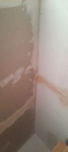 Photo de galerie - Ratrapper des bandes mal faites (poncage pour préparer le support) apres collage +charge +fintition des bandes à joints apres finalement poncage avant peinture(AVANT intervention)