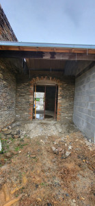 Photo de galerie - Suite du remontage de la pierre et la brique sur futur entrée plus remontage de la pierre sur le mur côté gauche de la photo 