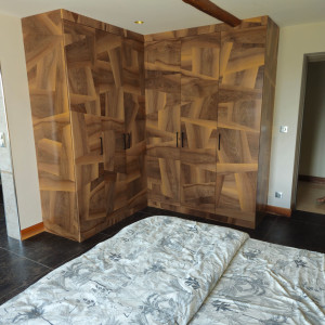 Photo de galerie - Installation dresing contemporain placage de noyer