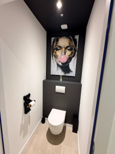 Photo de galerie - Peinture couloir chocolat foncé plafond mur du fond et blanc mur 