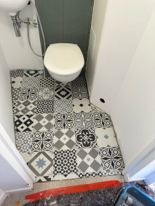 Photo de galerie - Posement carrelage au toilette 