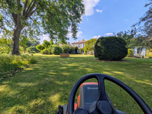 Photo de galerie - Travaux de tonte dans un domaine entretenu à l'année