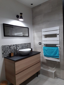 Photo de galerie - Finition de la salle de bain avec meuble, vasque a poser, miroir et luminaires. 