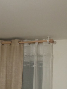 Photo de galerie - Fixation d'une tringle à rideau.