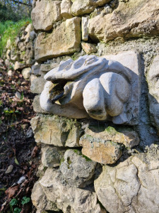Photo de galerie - Sculpture d une petite gargouille, evacuant les eaux d une cave voutée. J ai eu l occasion de construire cette derniere en tant que manoeuvre lors de ma seconde année sur les chantiers