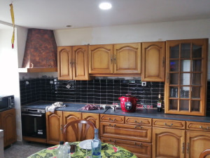 Photo de galerie - Pose de crédence carrelage plus pose de meuble plus enduit et peinture
