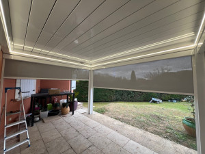 Photo de galerie - Pergola bioclimatique avec stores ZIP latéraux