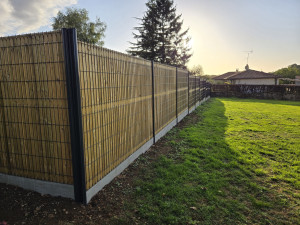 Photo de galerie - Pose de clôture rigide avec occultant bois 
Voici un exemple de réalisation : clôture rigide sur soubassement béton, avec panneaux occultants en bois pour plus d’intimité et d’esthétique.