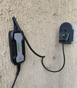 Photo de galerie - Création Prise 2P+T renforcée + Protection Mureva Evlink Schneider pour VE