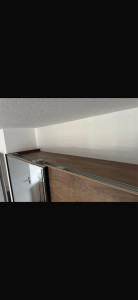 Photo de galerie - Nettoyage du dessus d’armoire, avec élimination de la poussière et des saletés pour une surface propre et soignée.