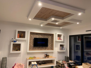 Photo de galerie - Habillage du plafond et du mur en bois
