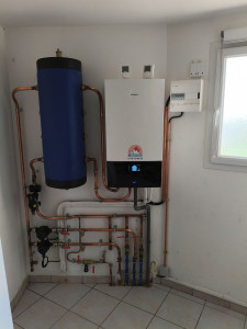 Photo de galerie - Installation d'une Pompe à chaleur air/eau et raccord au réseau plancher chauffant d'une maison de deux étages.