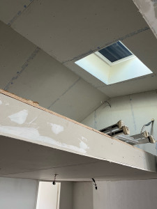 Photo de galerie - Pose de Placo sous rampant avec mezzanine habillage velux