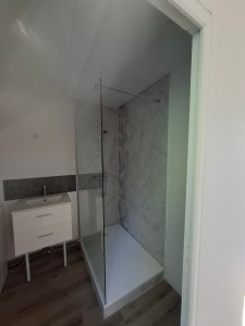 Photo de galerie - Pose receuveur de douche avec carrelage,parois de douche avec meuble vasque et robineterie 