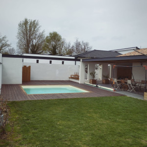 Photo de galerie - Projet complet piscine, terrasse bois et carrelage sur plots.