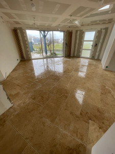 Photo de galerie - Pose de travertin 30x60 en chevron