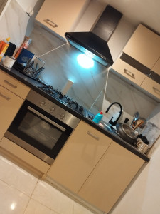 Photo de galerie - Cuisine poser tous seul avec crédence en marbre.juste deriiere