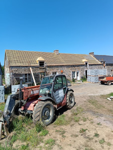 Photo de galerie - Rénovation longère en pierre, dépose de l'ancienne couverture , changement de la charpente par le charpentier puis pose :
écran sous toiture ,contre chevronnage,liteaux,ardoise ,gouttière,
lucarne,velux, cheminée etc
..